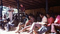 Derek predigt in Sambia, 1984